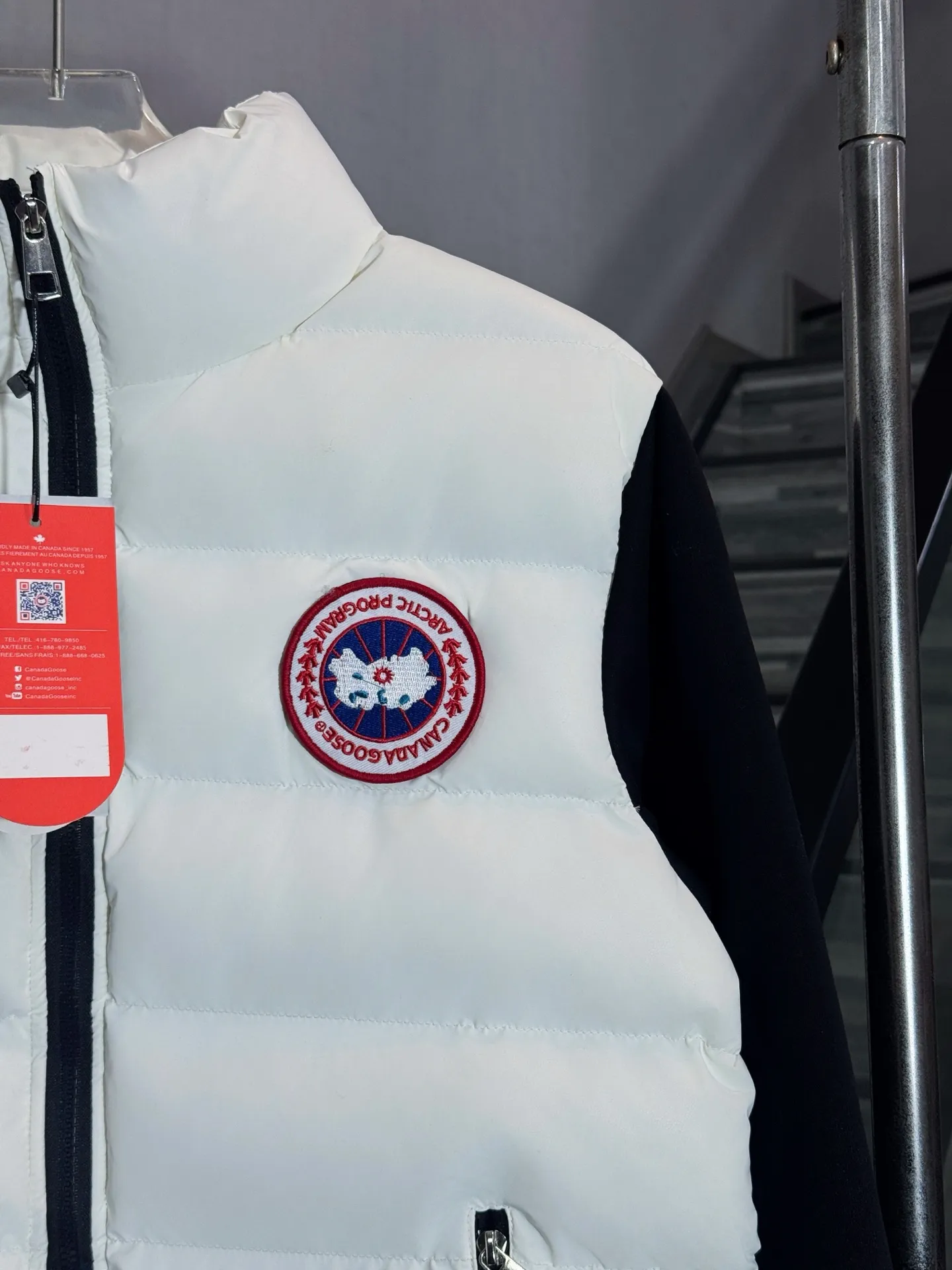 P370 model number: HE40 Canada Goose-Canada Goose down jacket with patch sleeves and small logo The fabric is made of windproof material, and the inner filling is made of down cotton, with up to 350 grams of cotton filling. The upper body is comfortable and warm, and does not appear bloated. The fabric is made of rib-line craftsmanship and does not easily run away. The small label on the chest is sewn with a laser-printed leather label. The zipper is customized with original hardware and small letters. The design of the overall clothing splicing and color splicing highlights the features. It is made by a large factory and has the original original label. The three labels are complete, so you can buy it with confidence.  Color: Picture color Size: S M L XL